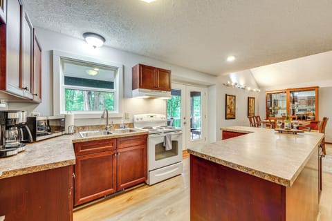 Kitchen | Cooking Basics | Coffee Maker | Paper Towels/Trash Bags Provided