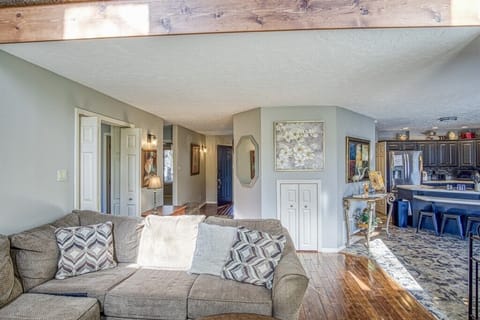 Livingroomkitchenandentry