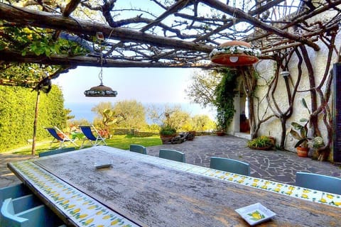 Villa Ariella: A welcoming cottage which faces the sun and the sea, with Free WI-FI. Villa in Conca dei Marini