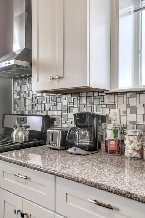 "the kitchen had mostly everything you needed. Highly recommend if you are headed to Detroit for a sports game or concert." - Will, 4 Star Review