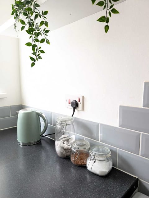 Fully equipped kitchen with tea/coffee/sugar, utensils & dishes. 