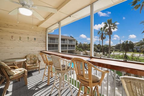 Screened in lanai with ample seating