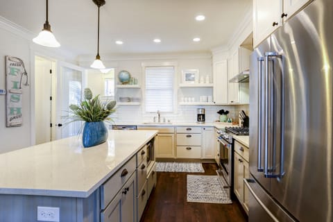 Modern and fully equipped kitchen allows you to cook with ease