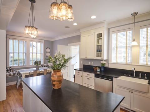 Large island to gather around to make meals and memories