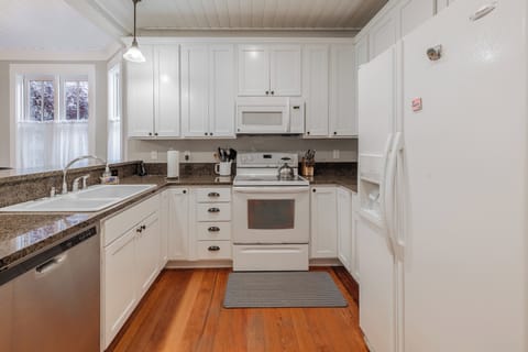 The fully equipped kitchen is ready for your culinary creations