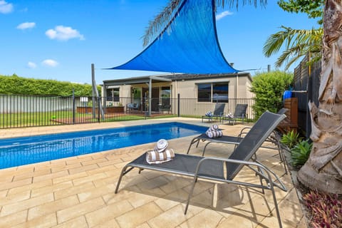 Swimming pool/Backyard/Sun lounge