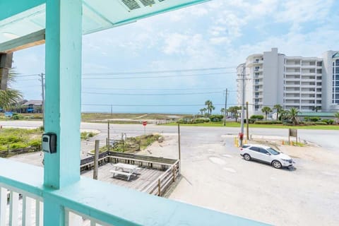 Unit with attached Ice Cream Shop, and Smoke Shop. Outside seating area. And multiple car parking. 2 minute walk to beach. 5 minute walk to Florabama.
