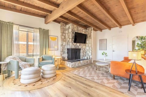 
Thoughtfully curated with clean lines and coastal charm—where every corner feels like a design moment.

