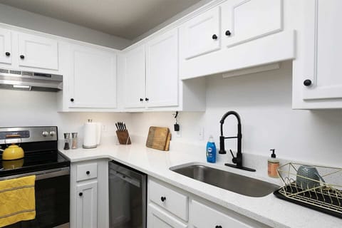 A nice selection of kitchen wares and appliances which will be perfect for preparing home cooked meals.