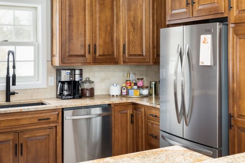 Start the day off right with a delicious pick-me-up from our coffee bar! Coffee by the pot or using your favorite Keurig K-cups. Choose from classic coffee, creamer, and sweeteners, a variety of teas, and hot chocolate. 