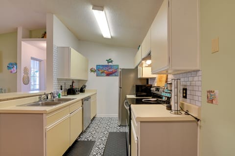 Kitchen | Paper Towels/Trash Bags Provided