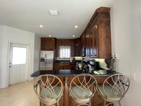 Vacation Villas Sunset Sky kitchen and bar