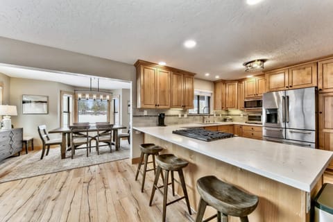 Well stocked kitchen in the great room with additional casual di - Well stocked kitchen in the great room with additional casual dining. Bar seating for 3. Table seating up to 10.