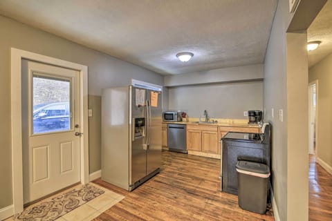 Kitchen | Paper Towels/Trash Bags Provided