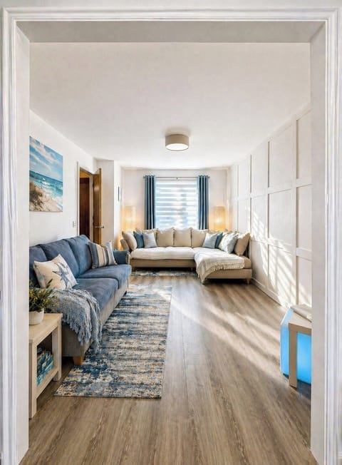 Bright Living room with plenty of seating