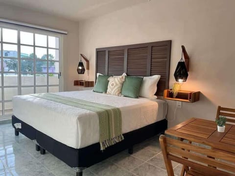 Studio with a king-size bed, A/C, and Smart TV.