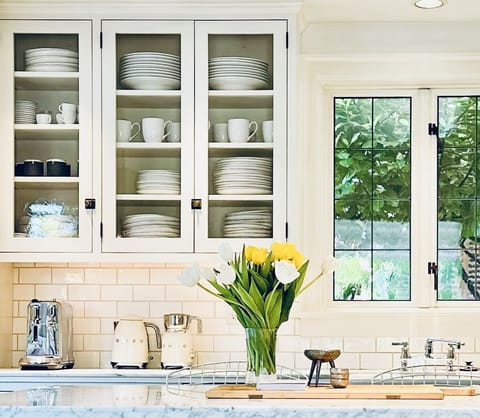 KITCHEN
Light, Bright and Ready to Go!