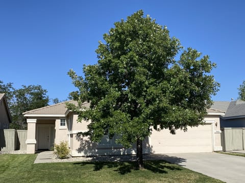 Fully-furnished home with private back yard in quiet, safe suburban neighborhood House in Reno