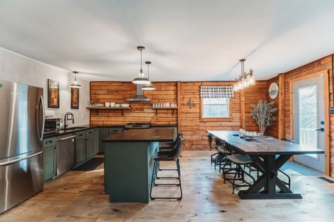 Fully equipped kitchen with seating for everyone