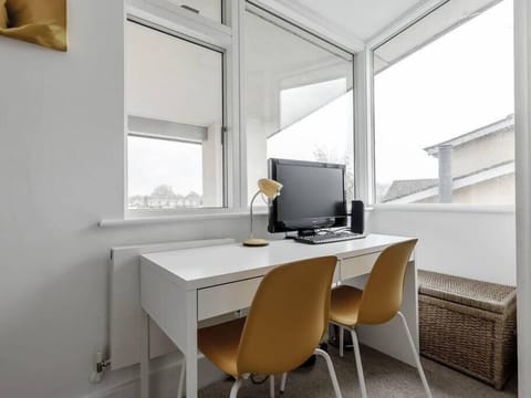 Top floor landing with desk & chairs
