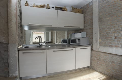 Kitchen with dishwasher and washing machine,