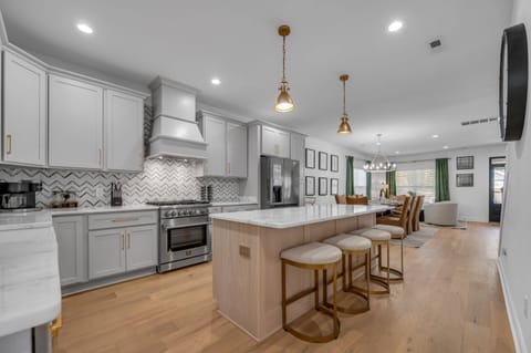 Indulge in a fully stocked, high-end kitchen oasis. Impeccable design, top-of-the-line appliances, and all the culinary essentials create a haven for extraordinary culinary experiences.