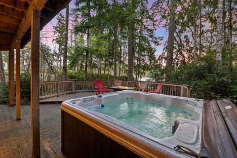 The 6-person hot tub is sited among the trees with ultimate privacy. 