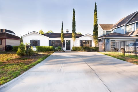 Private driveway for 4+ cars ! 