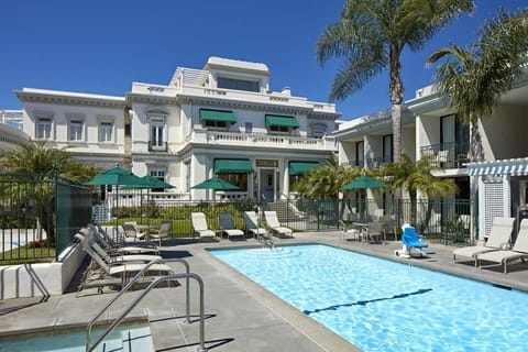 Beautiful swimming pool, family fun!