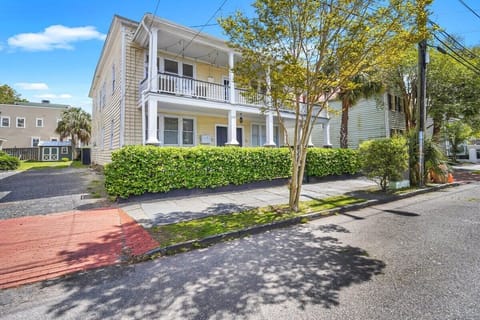 Wonderful 2nd Floor Apartment Located on Rutledge Ave (Stair Access Only)