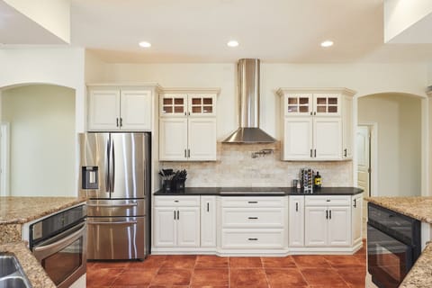 The fully stocked spacious kitchen with Bosch cook top should meet all your culinary needs