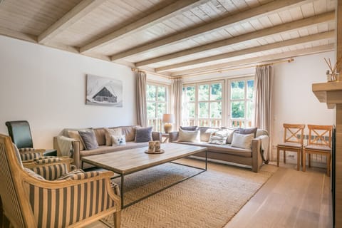 Eth Mur de Totiaran is made up of a living room with an American kitchen, 4 bedrooms and 2 bathrooms, in the Val de Ruda urbanization, at the foot of the slopes.