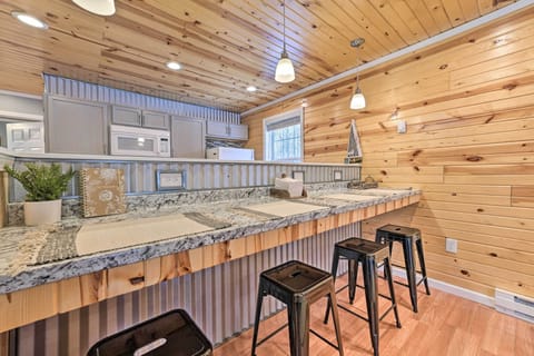 Breakfast Bar | Dishware/Flatware