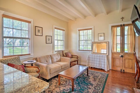 Houma Vacation Rental | 2BR | 2BA | 4 Stairs to Access | 1,200 Sq Ft