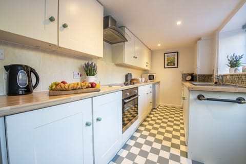 Ground floor: Well equipped kitchen