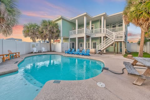 Outdoors - Tipsy Turtle's beautiful private pool