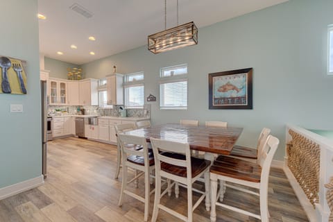 Dining area - Share meals and laughter in the stylish dining area, enhanced by the coastal ambiance.