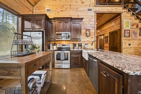 Cook up a storm in this fully equipped kitchen.