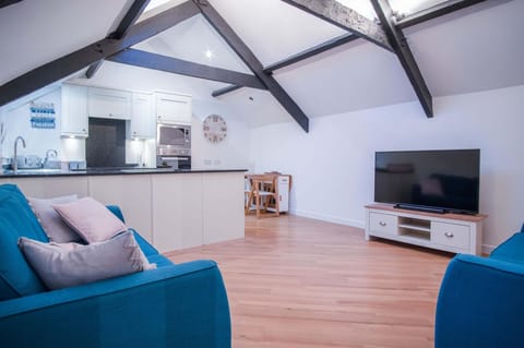 Penthouse At The Mews - 2 Bed Pet Friendly Apartment - Tenby (22838)