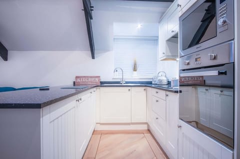 Penthouse At The Mews - 2 Bed Pet Friendly Apartment - Tenby (22834)