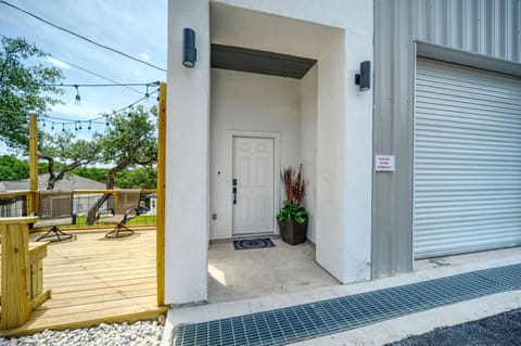 Beautiful Private entrance to upstairs private condo. 