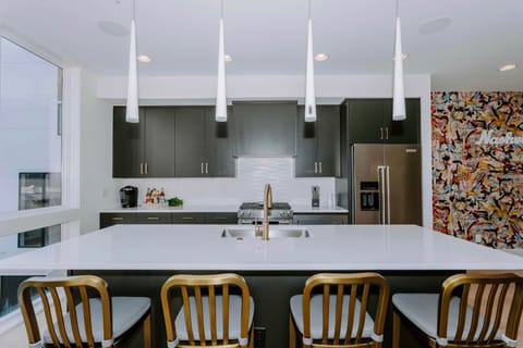 Spacious eat-in island with room for seating and standing. Ideal for friends and family alike!