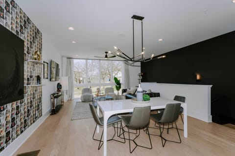 Abundant natural light in an open concept space- perfect for corporate groups, friends and family!