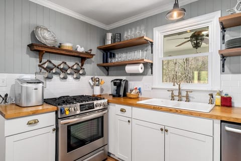 Lots of Small Appliances for all your cooking needs