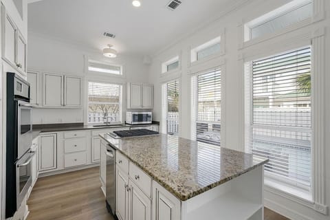 Lazy Bones - Crystal Beach - Kitchen