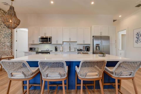 Chef`s Kitchen has long Island