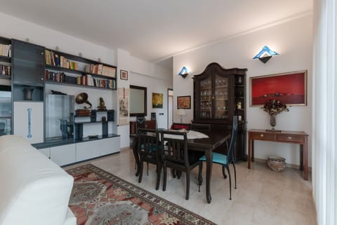 Spacious 130mq apartment that comfortably accommodates 4 people, being equipped with two duble bedrooms, two bathrooms and all the comforts for a pleasant stay. The accommodation is located in a prestigious area of ​​Pesaro, in the immediate vicinity Apartment in Pesaro