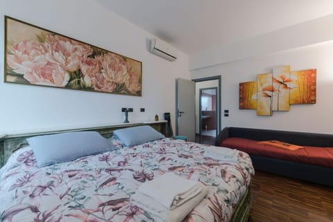 Spacious 130mq apartment that comfortably accommodates 4 people, being equipped with two duble bedrooms, two bathrooms and all the comforts for a pleasant stay. The accommodation is located in a prestigious area of ​​Pesaro, in the immediate vicinity Apartment in Pesaro