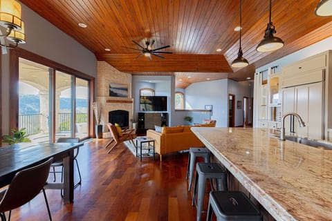 Living Area - Walker Luxury Vacation Rentals