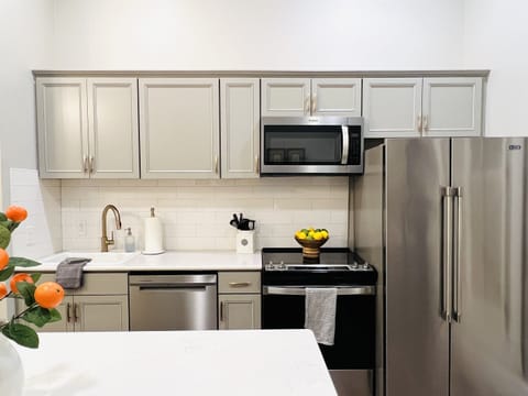 Stocked kitchen, new appliances
